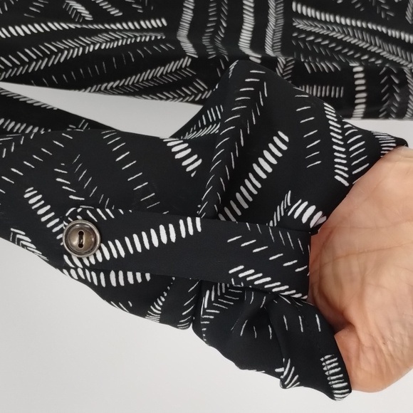 LUSH black and white.print blouse size XS v-neckline 3/4 sleeve flowy top - Picture 3 of 6